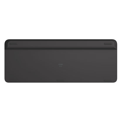 Mørkegrå underside på Logitech K580 trådløst tastatur med fire gummifødder og modelnavn i midten.