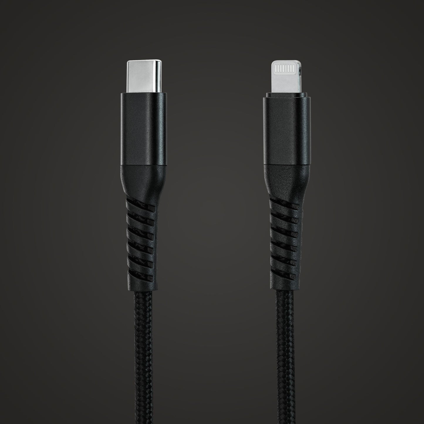 Premium Kevlar USB-C til Lightning-kabel 1m sort MFi med sort flettet design mod mørkegrå baggrund.