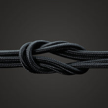 Linocell Premium Kevlar USB-C til Lightning kabel 0,5 m sort, tæt knude, tæt på mod mørk baggrund.