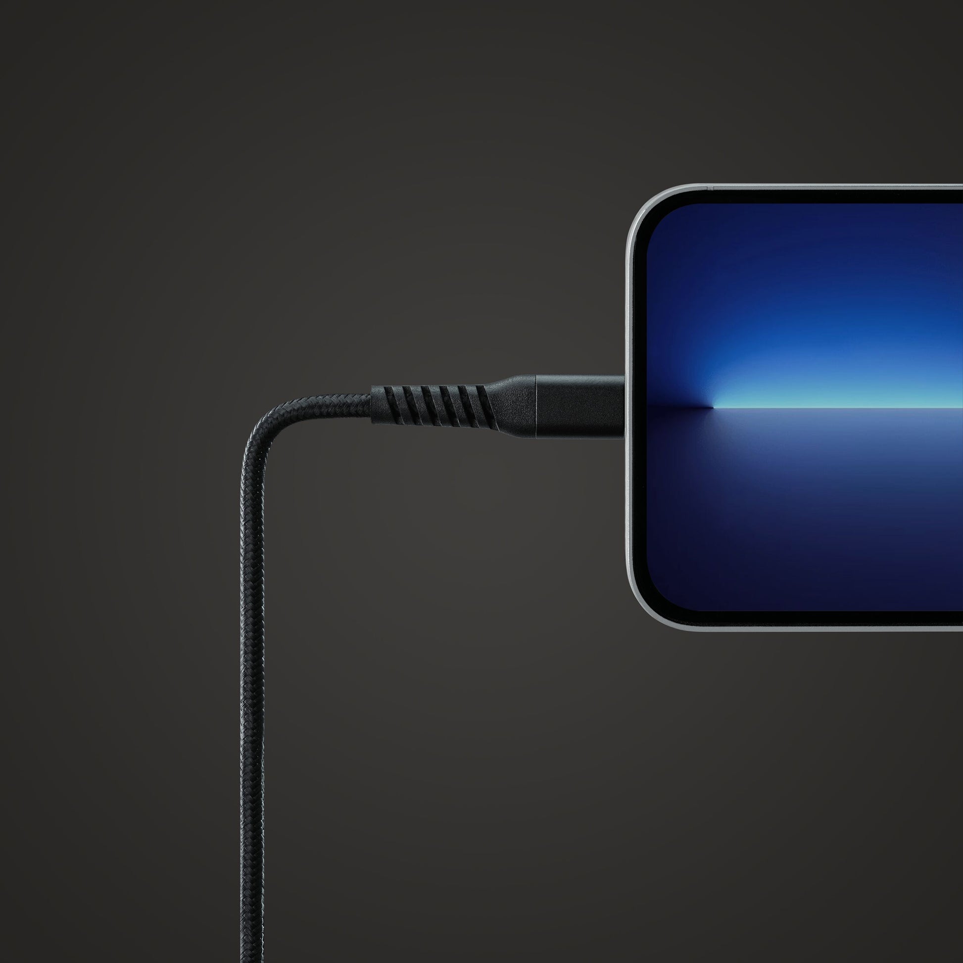 Smartphone tilsluttet Linocell Premium Kevlar USB-C til Lightning-kabel MFi sort 1 m, mørk skærmkant.