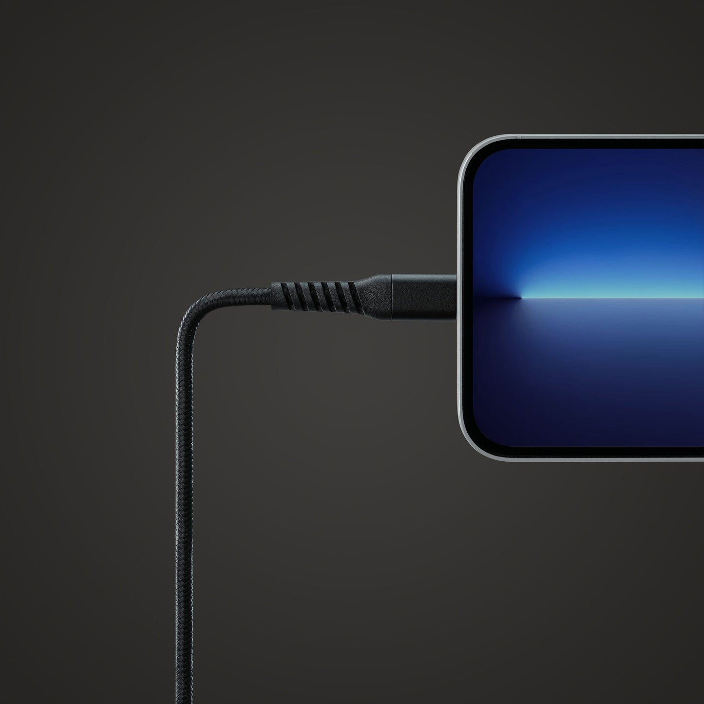 Smartphone med sort skærm, blå horisont, tilsluttet Premium Kevlar USB-C til Lightning-kabel MFi sort 0,5 m.