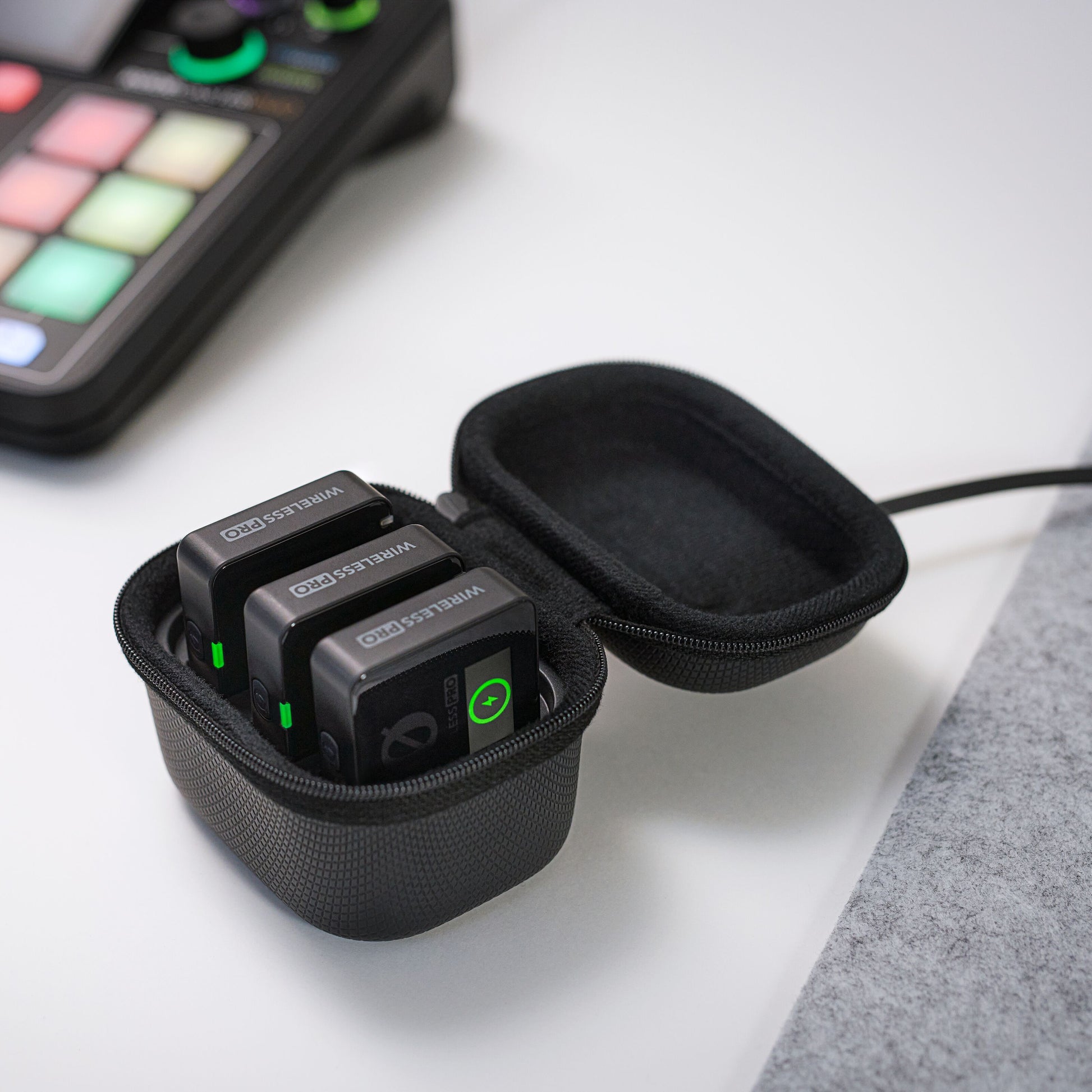 Røde Trådløst PRO sorte trådløse mikrofontransmittere i sort lynlåstaske, grøn indikator, kompakt design.