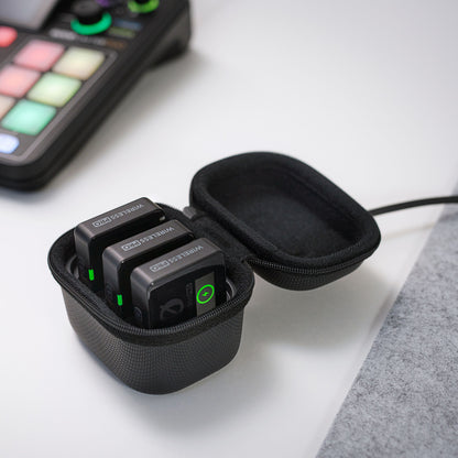 Røde Trådløst PRO sorte trådløse mikrofontransmittere i sort lynlåstaske, grøn indikator, kompakt design.