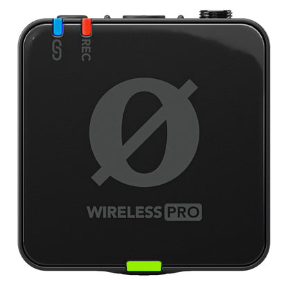 Røde Wireless PRO trådløst mikrofonsystem, sort, kvadratisk afsender med nul-symbol, rød/blå knap og grøn detalje.
