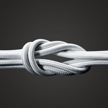 Linocell Premium Kevlar USB-C til Lightning kabel 0,5 m hvid MFi i knude close-up mod mørkegrå baggrund.