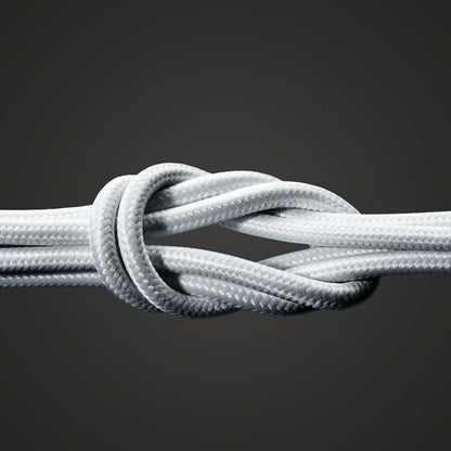 Linocell Premium Kevlar USB-C til Lightning kabel 0,5 m hvid MFi i knude close-up mod mørkegrå baggrund.