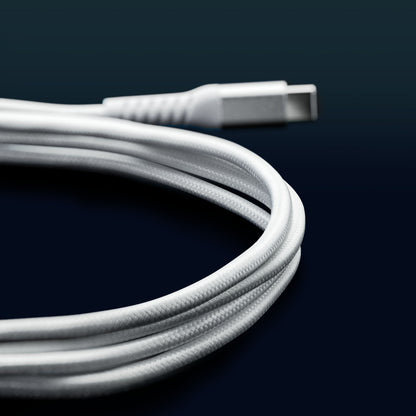 Nærbillede af Linocell Kevlar USB-C- til Lightning-kabel (MFi, Hvid, 2 m) oprullet på en mørk baggrund, stik i fokus og tekstureret kabel synligt - ideelt til opladning af Apple-enheder.