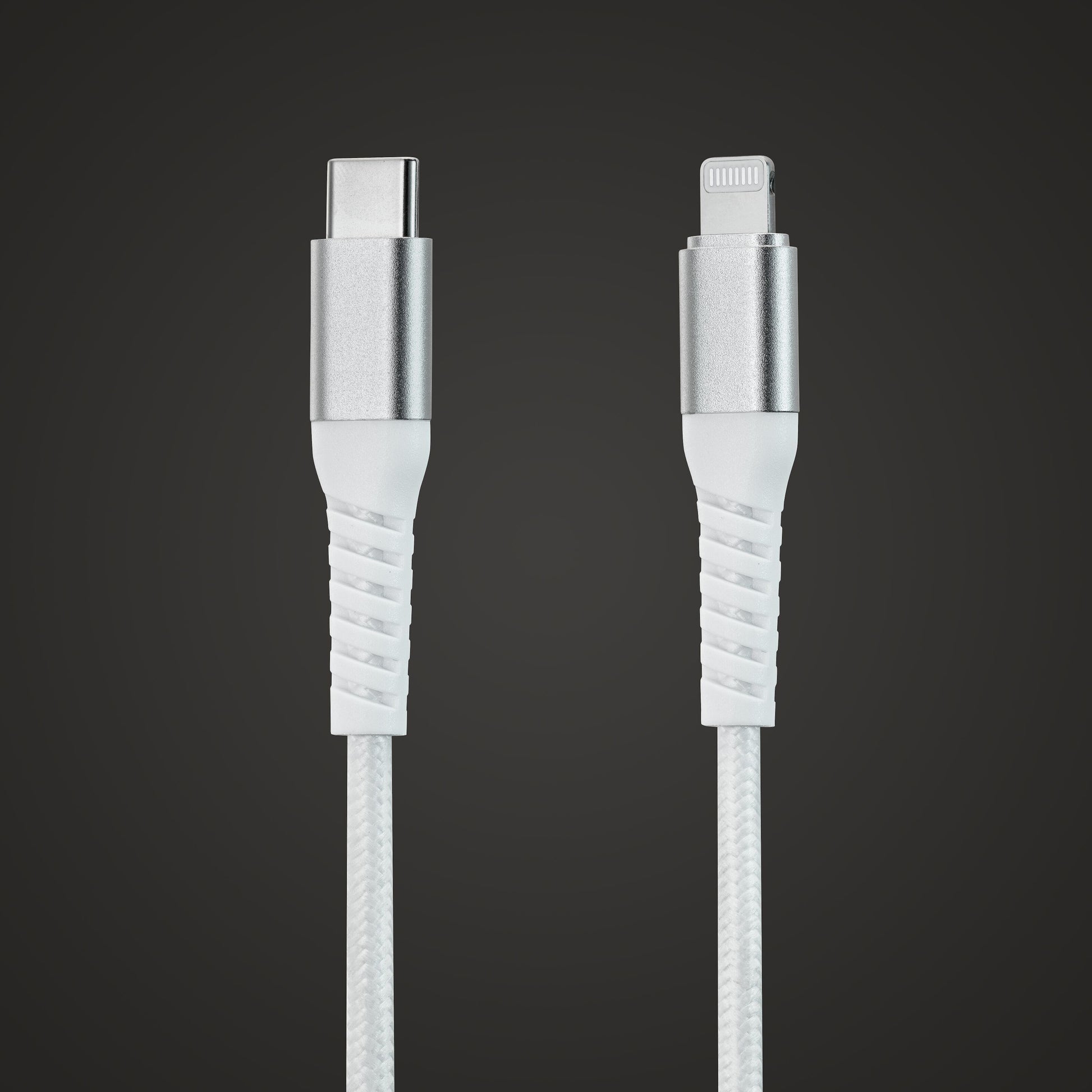 Et nærbillede af Linocell Kevlar USB-C- til Lightning-kabel (2 m, hvid), MFi-certificeret til Apple-enheder. Kablet har et hvidt flettet design og sølvfarvede stik fra Linocell, vist mod en mørk baggrund.