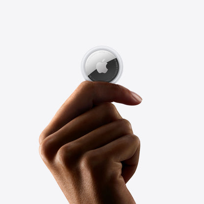 Apple AirTag 4-pak, lille rund enhed med hvid top, mørk cirkel med Apple-logo og tekst langs kanten.