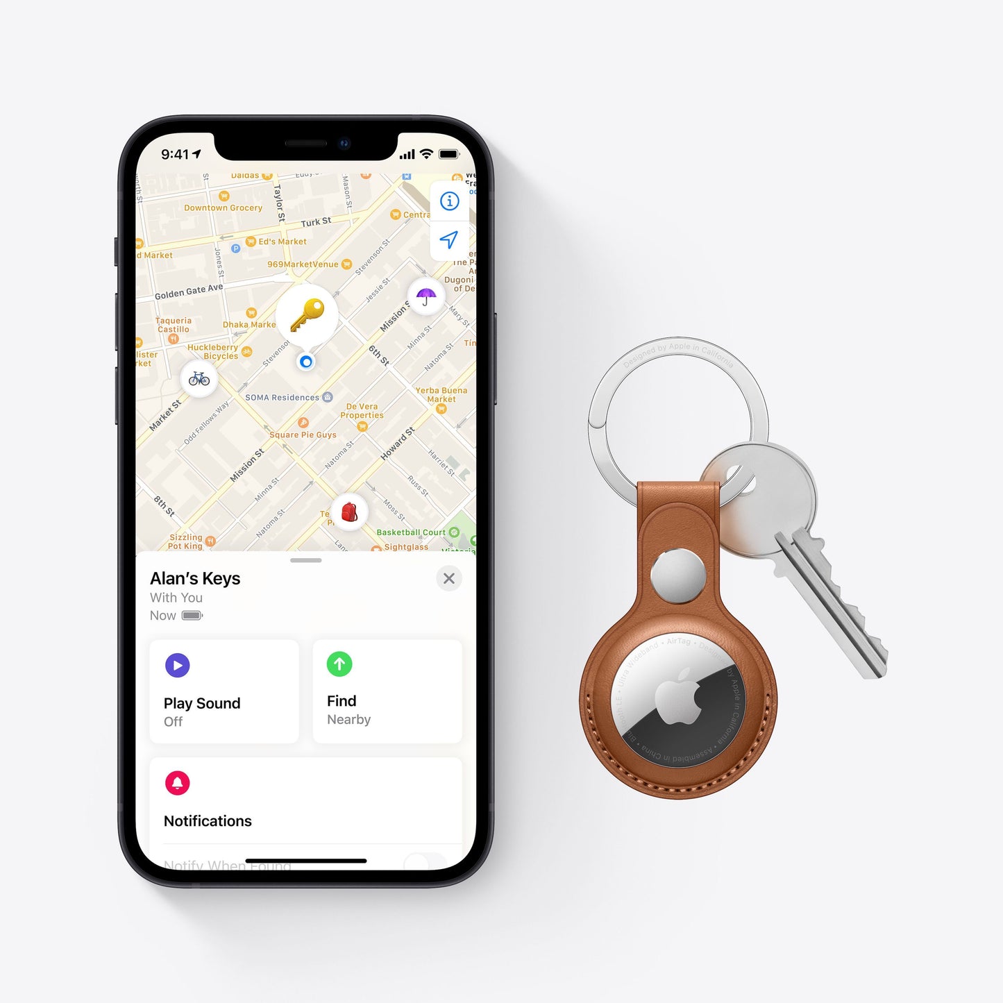Apple AirTag fra 4-pak i brun læderholder fastgjort til nøgler, vises sporet på iPhone Find My-app.