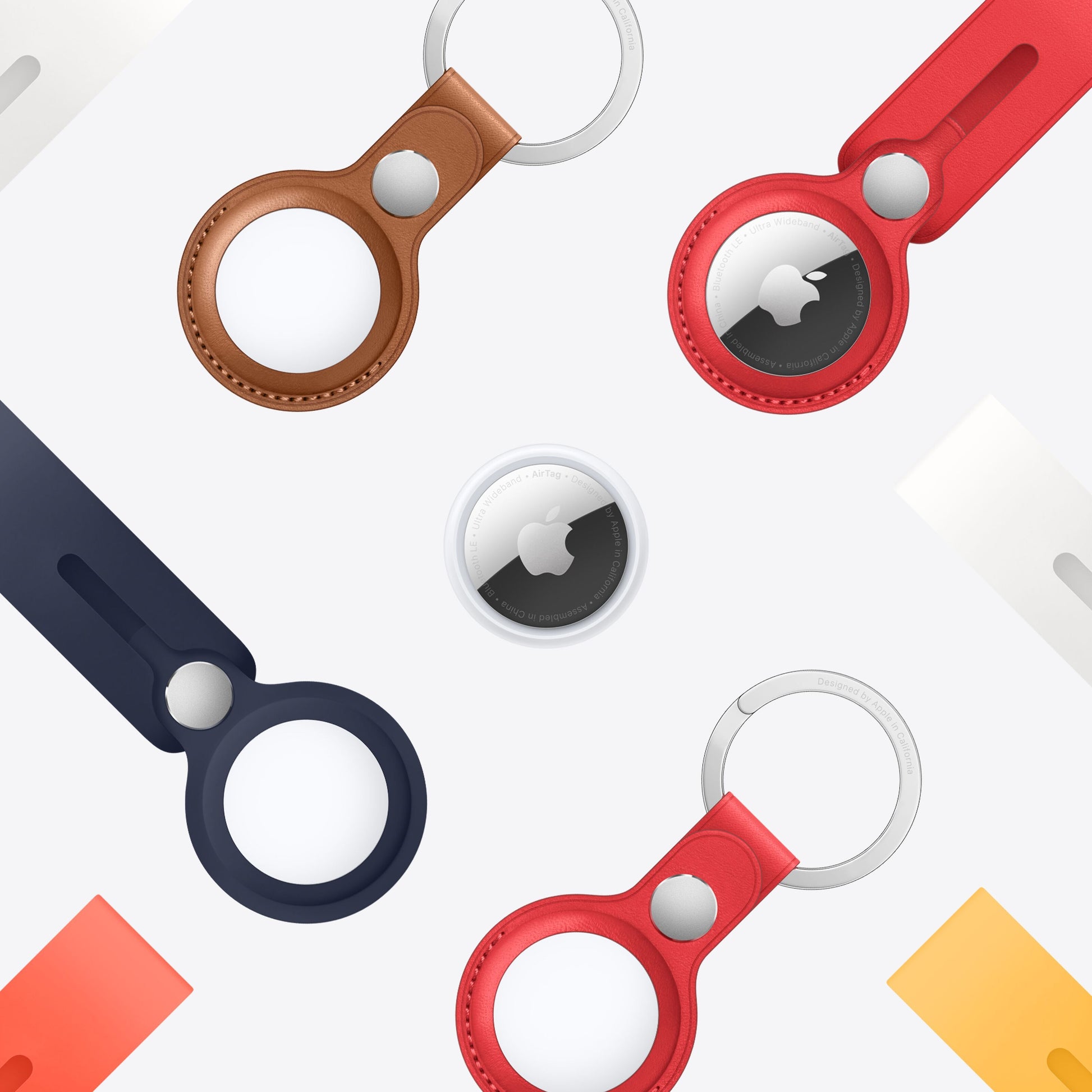 Apple AirTag nøgleringe 4-pak i brun, rød og marineblå omkring AirTag tracking-enhed.