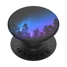 Popsockets aftageligt mobilgreb Aurora Woods med træsilhuet på blå-lilla nattehimmel, POPSOCKETS trykt på basen.
