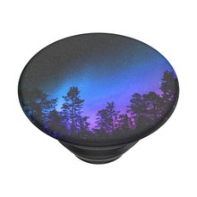 Popsockets aftageligt greb Aurora Woods, mørke fyrretræer på blå-lilla aurora baggrund, trådløs opladning kompatibel.