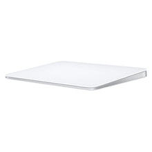 Apple Magic Trackpad, hvid, rektangulær med afrundede kanter, Multi-Touch, let hævet bagkant, vist i vinklet position.