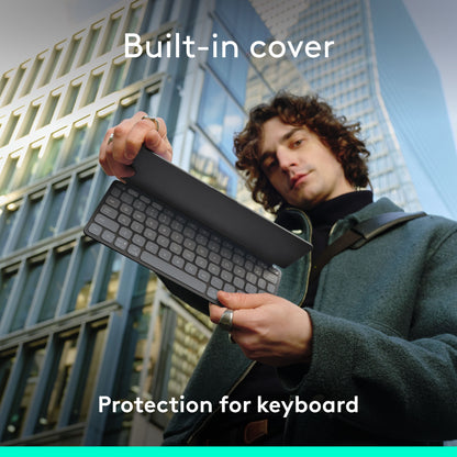 Logitech Keys-To-Go 2 bærbart Bluetooth-tastatur i sort med åbent, integreret beskyttelsescover.