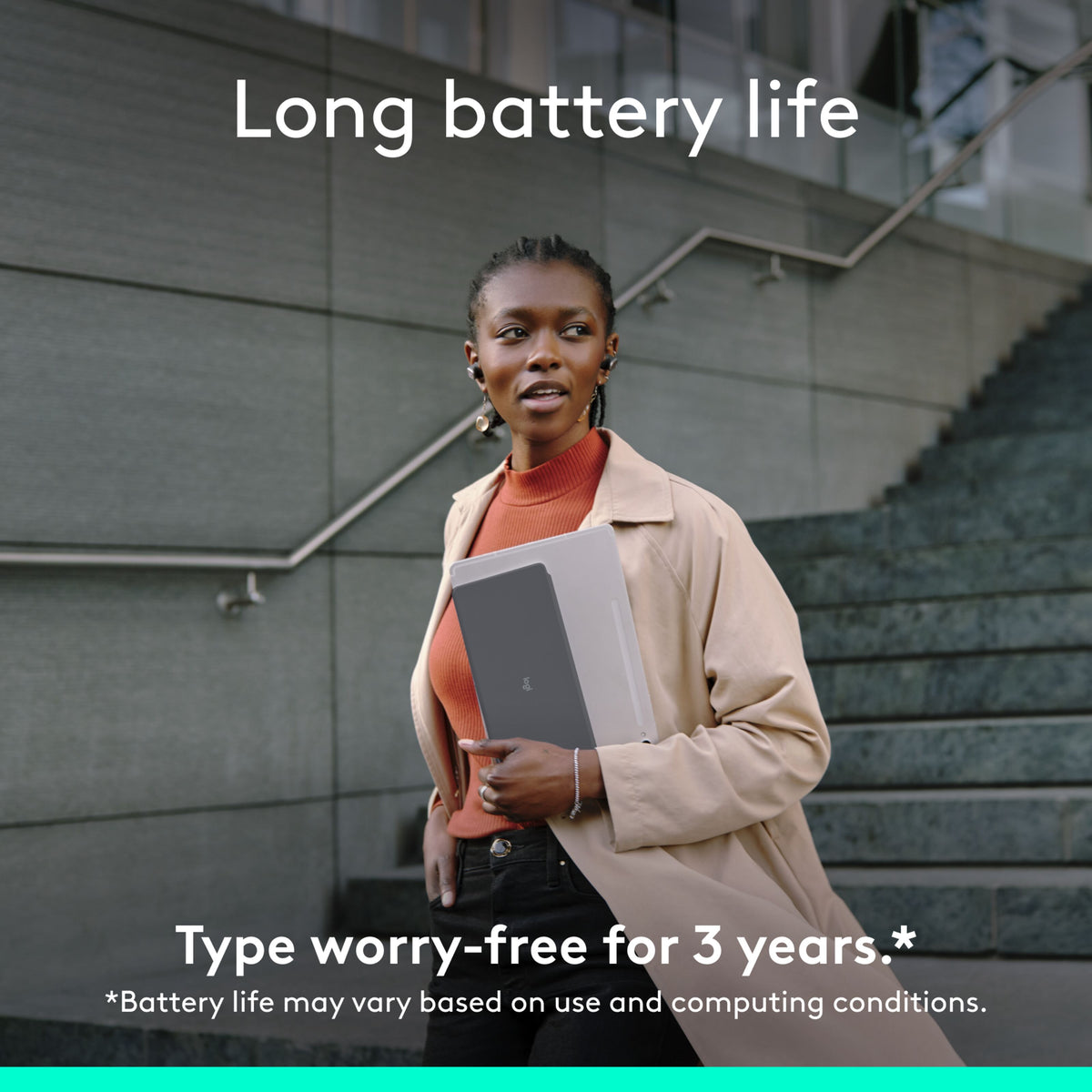 Sorter Logitech Keys-To-Go 2 bærbart Bluetooth-tastatur og tablet på en udendørs trappe med tekst om batterilevetid.