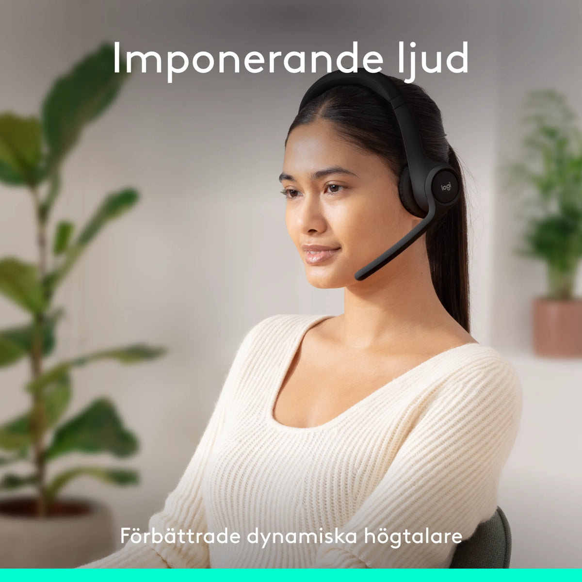 Kvinde med sort Logitech Zone 300 trådløst Bluetooth-headset med støjreducerende boom-mikrofon.