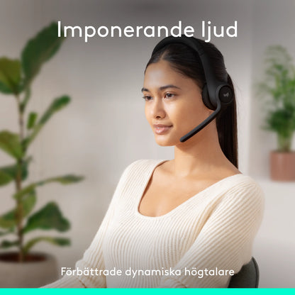 Kvinde med sort Logitech Zone 300 trådløst Bluetooth-headset med støjreducerende boom-mikrofon.