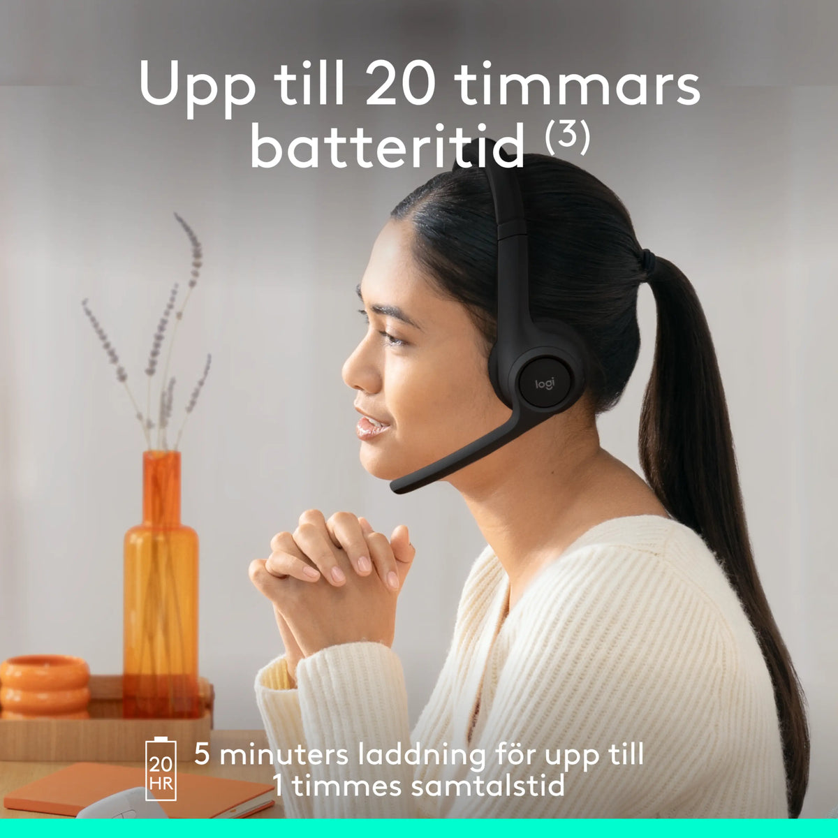 Kvinde med et grafitfarvet Logitech Zone 300 trådløst Bluetooth-headset med 20 timers batteritid og hurtigopladning.