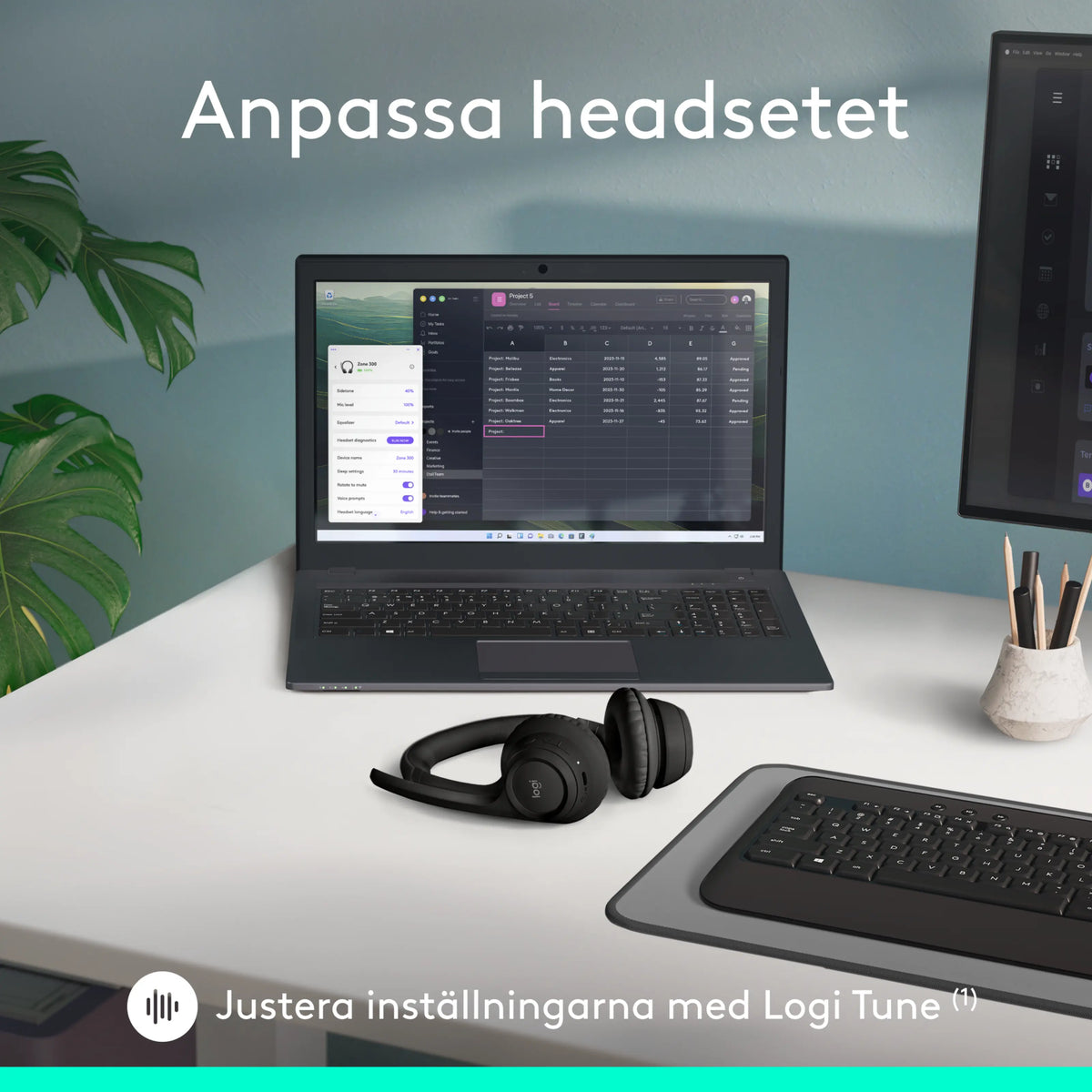 Placer Logitech Zone 300 trådløst Bluetooth-headset med mikrofonarm på skrivebordet foran den bærbare computer.
