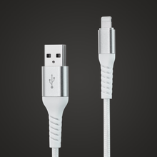 Linocell Kevlar USB-A til Lightning-kabel MFi hvid 2m, sølvfarvede stik, close-up mod mørk baggrund.