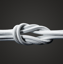 Linocell Kevlar USB-A til Lightning-kabel, hvid, 2 m MFi, flettet design tæt interlaced, mørkegrå baggrund.