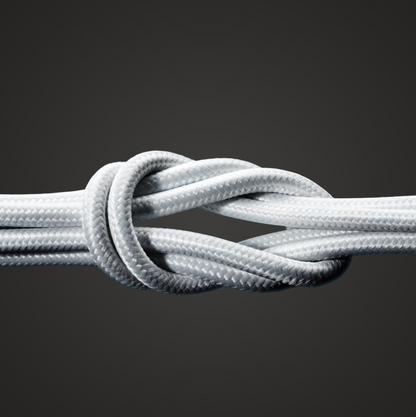 Linocell Kevlar USB-A til Lightning-kabel, hvid, 2 m MFi, flettet design tæt interlaced, mørkegrå baggrund.