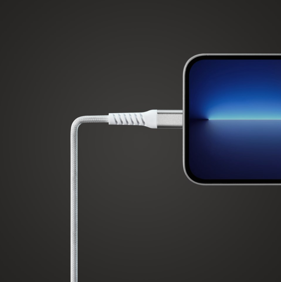 Kevlar USB-A til Lightning-kabel MFi hvid 2m tilsluttet smartphone med blå og sort skærm.