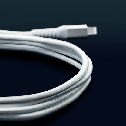 Linocell Kevlar USB-A til Lightning-kabel 2 m hvid, MFi-certificeret stik i fokus, resten af kablet ses oprullet.