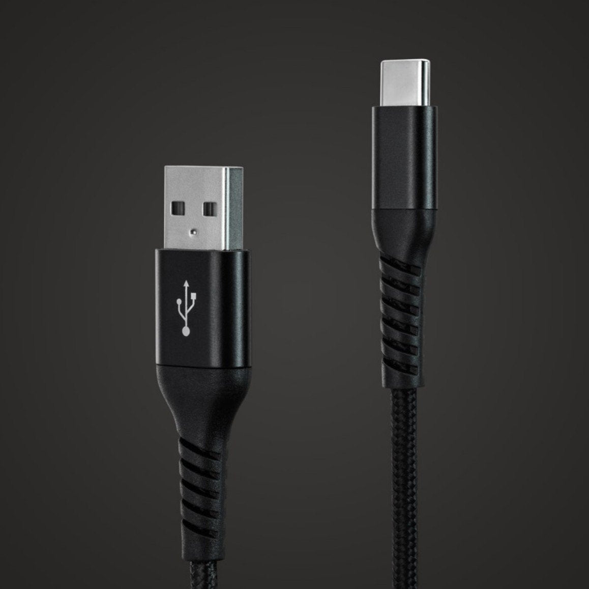 Linocell Kevlar 2 m USB-C sort opladningskabel med USB-A i venstre ende og USB-C i højre, mørkegrå baggrund.