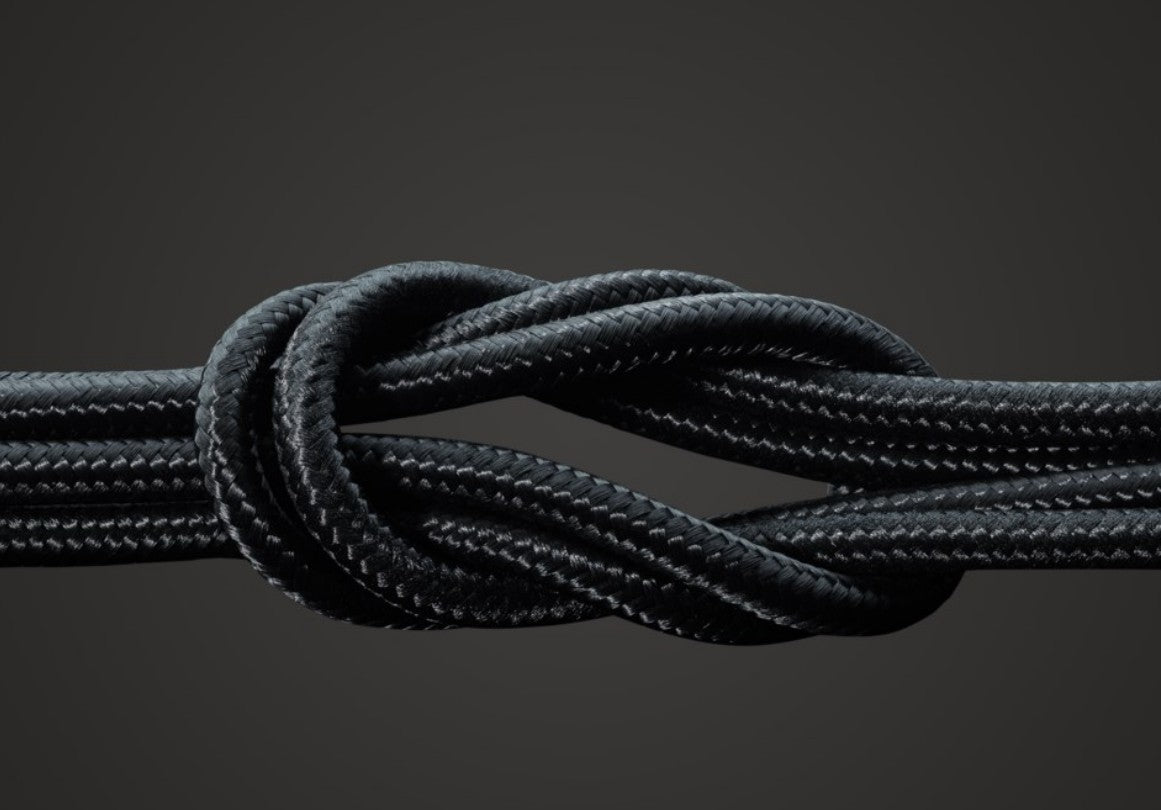 Kevlar 2m USB-C kabel, sort, flettet design, overhåndsknude, nærbillede.