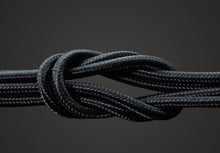 Kevlar 2m USB-C kabel, sort, flettet design, overhåndsknude, nærbillede.