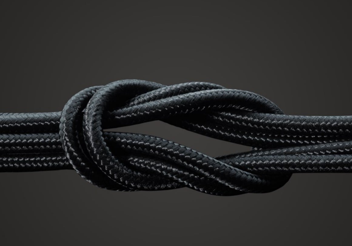 Kevlar 1 m USB-C kabel, sort, enkel knude, synlig holdbarhed, understøtter 60W opladning.