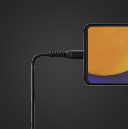 Linocell Kevlar 1 m USB-C sort kabel tilsluttet smartphone med gul/lilla skærm, understøtter 60W opladning.
