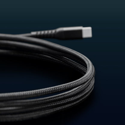 Linocell Kevlar USB-C opladningskabel 2 m, sort, flettet Kevlar, coiled design, delvist synligt Linocell-logo.