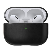 AirPods Pro i hvidt trådløst design i Robust etui, sort, med lille grøn indikatorlampe på fronten.