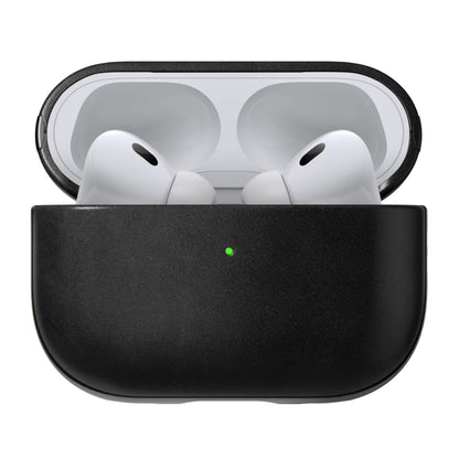 AirPods Pro i hvidt trådløst design i Robust etui, sort, med lille grøn indikatorlampe på fronten.