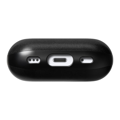 Nomad Robust AirPods Pro-etui sort, Horween-læder, bundt med USB-C port mellem til små runde ventilationshuller.