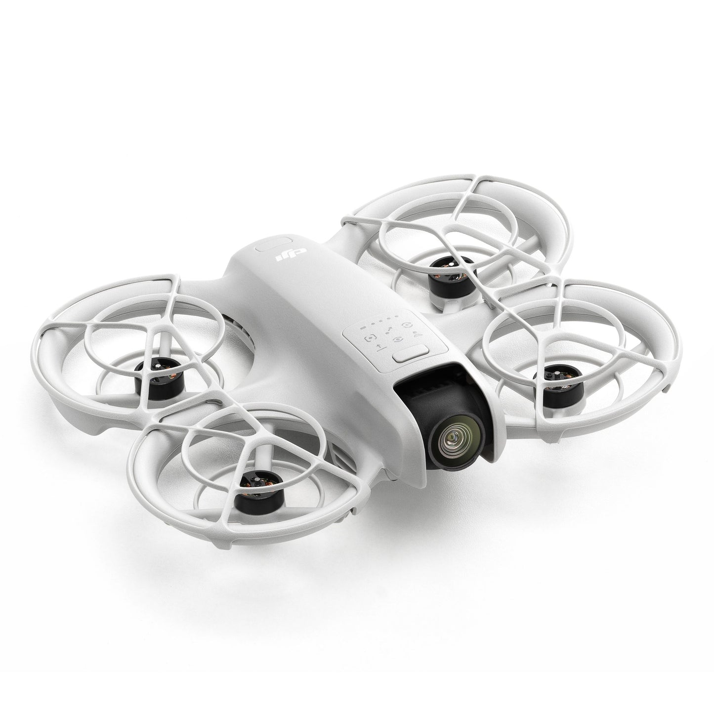 DJI Neo hvid kompakt drone med fire propeller i cirkulære vagter og frontkamera, vises fra vinkel, 4K understøttelse.