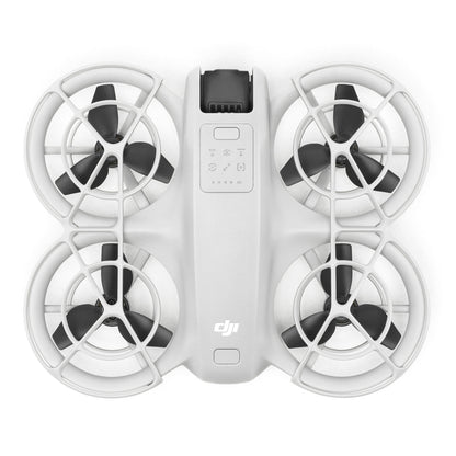 DJI Neo drone i hvid, fire lukkede propeller, centralkrop, kontrolknapper og indikatorlys, 4K kamera ovenfra.