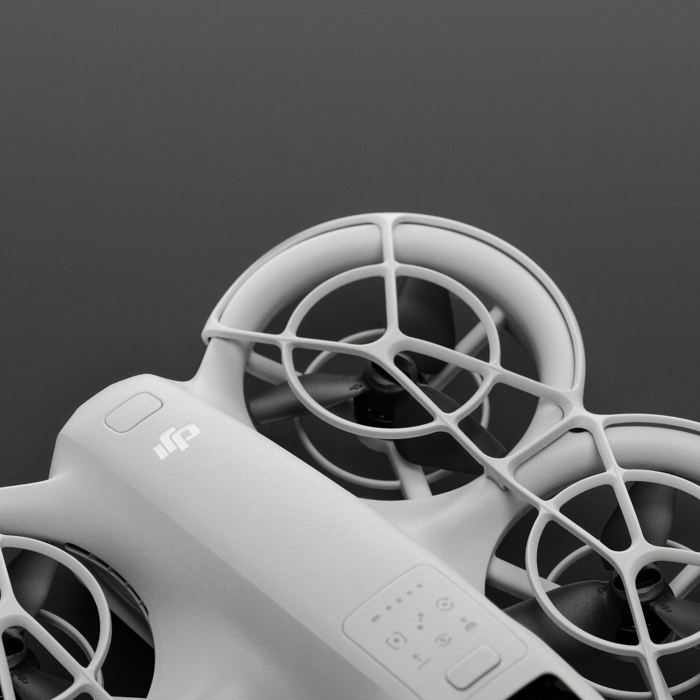 DJI Neo drone med beskyttende rotorbeskyttere, 4K-design, branding og kontrolindikatorer på mørkegrå baggrund.