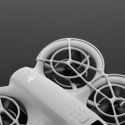 DJI Neo drone med beskyttende rotorbeskyttere, 4K-design, branding og kontrolindikatorer på mørkegrå baggrund.