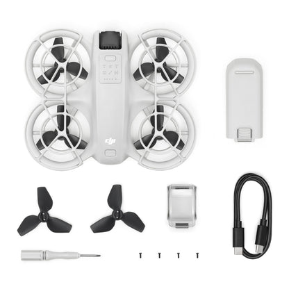 DJI Neo hvid kompakt drone kit med drone, batteri, to propeller, skruetrækker, brandskruer, propelbeskyttere og USB-C kabel.
