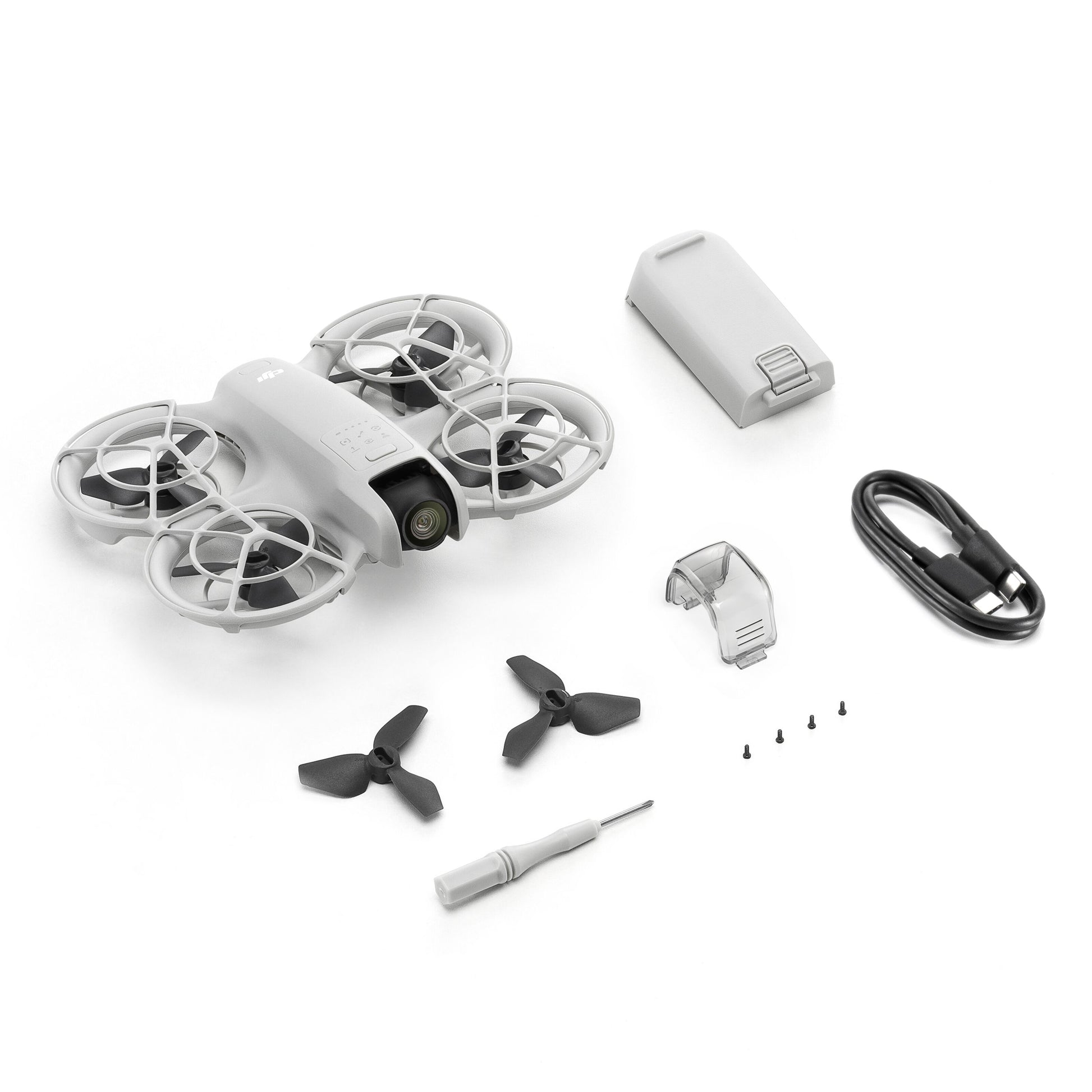 DJI Neo 4K drone med kamera, batteri, USB ladekabel, to ekstra propeller, skruetrækker, brandskruer og klare propelbeskyttere.