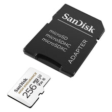 SanDisk High Endurance microSD-kort 256GB ved siden af SanDisk adapter til microSD, microSDHC og microSDXC.