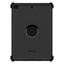 Sort Otterbox Beskyttelsesetui til iPad 10,2 med forstærkede hjørner, cirkulær udhulning og Otterbox-logo nederst bagpå.