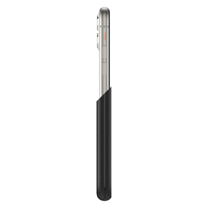 IPhone 11 fra siden delvist i sort Symmetry Robustt mobilcover, top synlig for adgang og beskyttelse.
