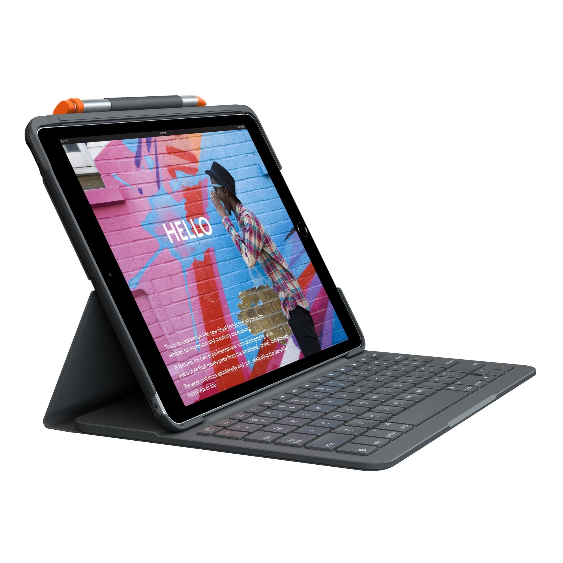 Apple iPad 10,2 med Logitech Slim Folio tastaturcover, person foran graffiti-væg med teksten HELLO.
