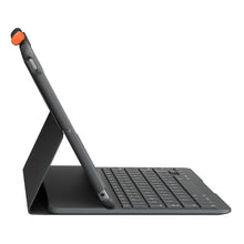 Logitech Slim Folio tastaturcover til iPad 10,2 sort med indbygget stander og orange-toppet stylus på topkanten.