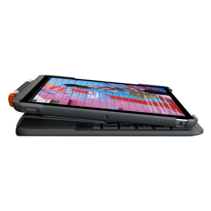 Apple iPad 10,2 på Slim Folio Tastaturcover, sidevinkel, skærm tændt, tastatur let hævet til skrivning.